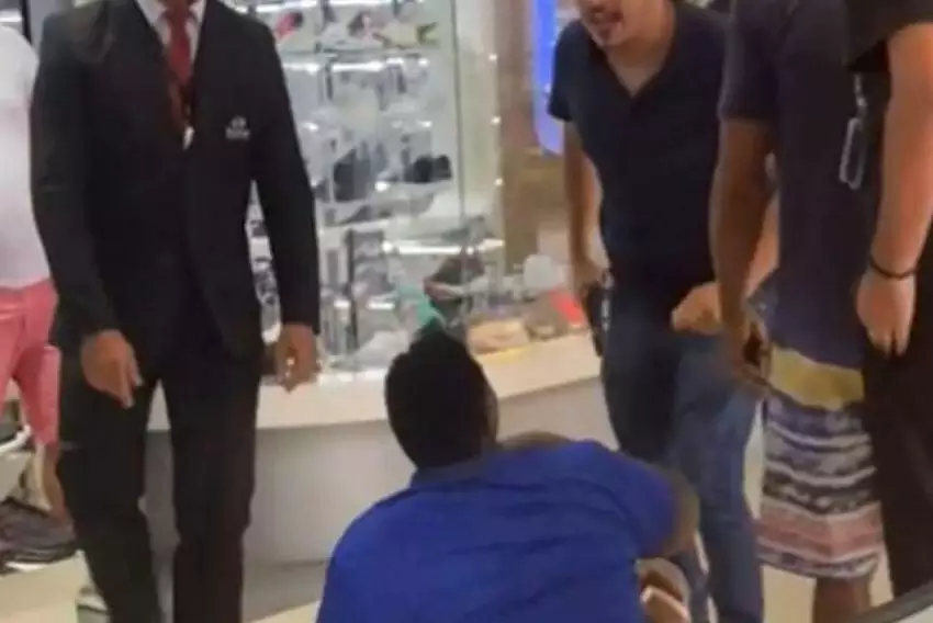 Um homem em surto psiquiátrico causou tumulto no Shopping Franca, sendo contido por seguranças e posteriormente atendido pelo SAMU. Um vídeo viral nas redes sociais mostra um agente socioeducativo exibindo uma arma para conter o surto. O indivíduo foi encaminhado ao tratamento psiquiátrico no hospital Allan Kardec, em Franca. O shopping esclareceu que acionou as autoridades diante do incidente, reafirmando seu compromisso com um atendimento respeitoso e cordial.